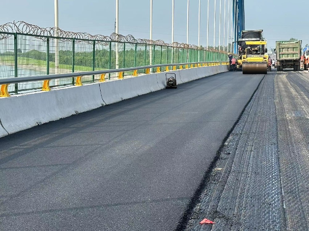 郑州夏天柏油马路特别亮的原因